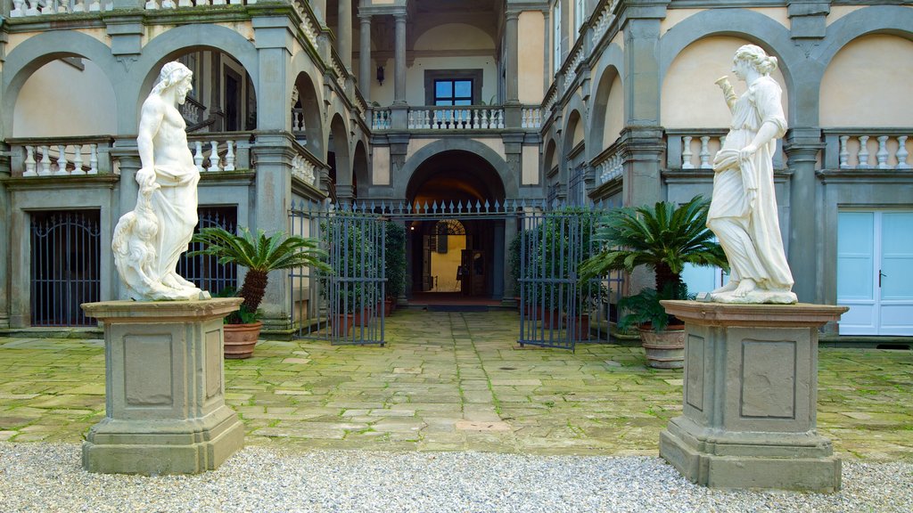 Palazzo Pfanner ofreciendo una estatua o escultura, arte y arte al aire libre