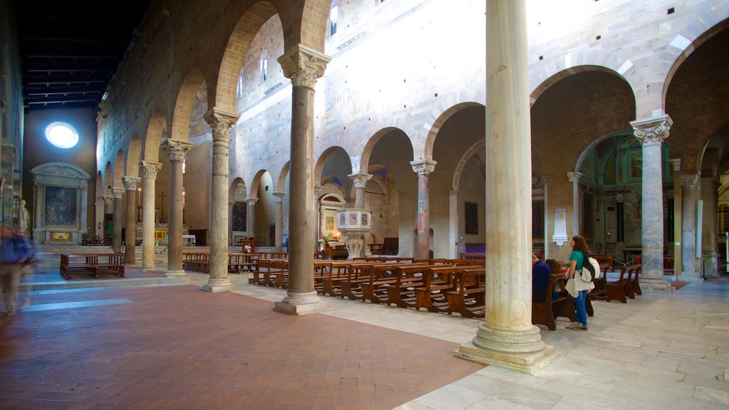 Basilique San Frediano mettant en vedette église ou cathédrale, vues intérieures et patrimoine architectural