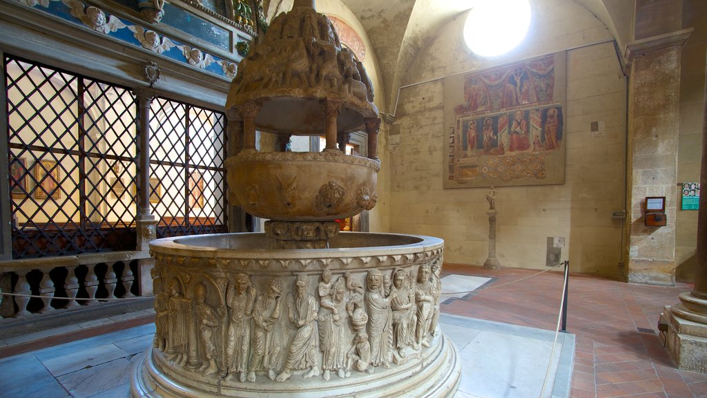 Basilica di San Frediano ofreciendo vistas interiores, una iglesia o catedral y elementos religiosos