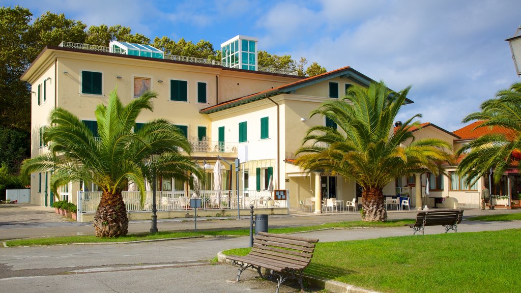 Lago Massaciuccoli que incluye una casa y una pequeña ciudad o pueblo