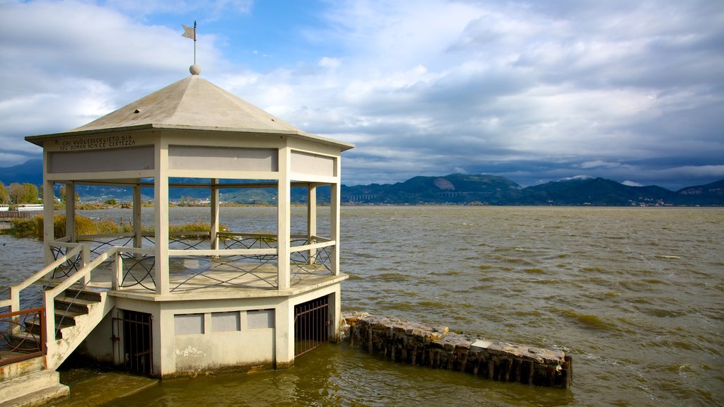 Lago Massaciuccoli ofreciendo horizonte y un lago o abrevadero