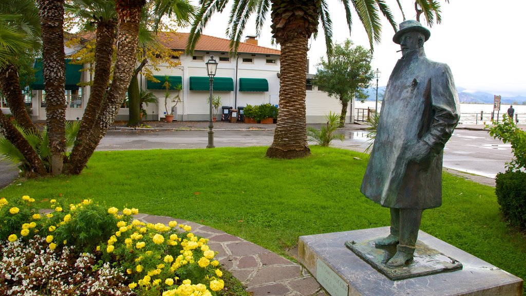 Lago Massaciuccoli mostrando una ciudad costera, arte y un jardín