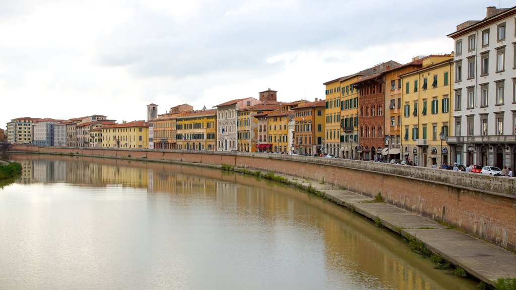 Pisa mostrando arquitectura patrimonial y un río o arroyo