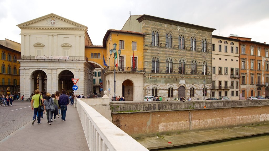 Pisa mostrando una ciudad y patrimonio de arquitectura