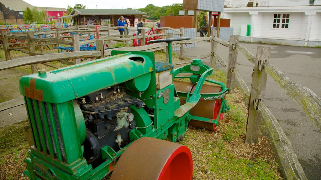 Hop Farm Family Park mostrando um parquinho e um jardim