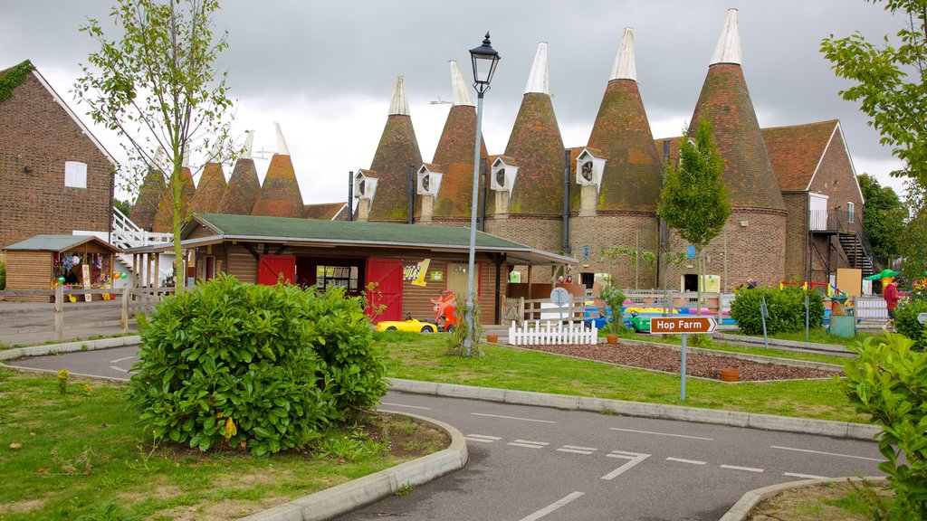 Hop Farm Family Park montrant un parc et architecture patrimoniale