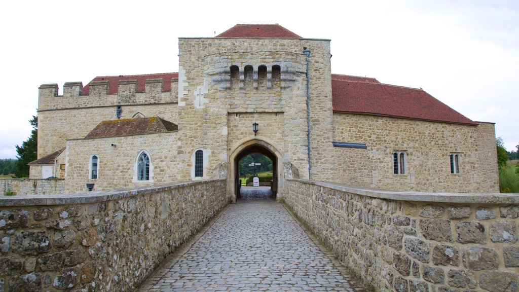 Leeds Castle caracterizando um castelo e arquitetura de patrimônio