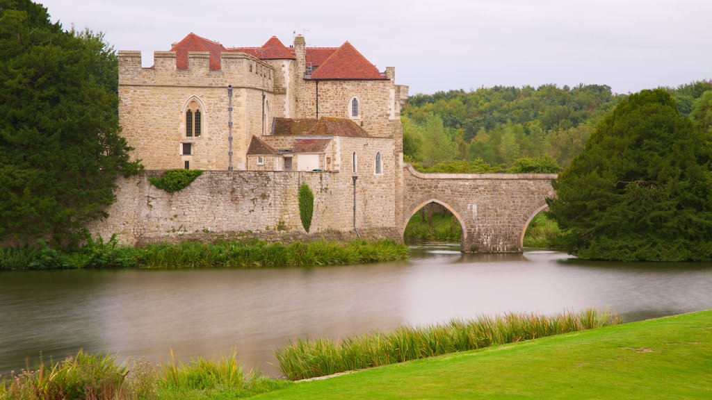 Leeds Castle og byder på en bro, historiske bygningsværker og en flod eller et vandløb