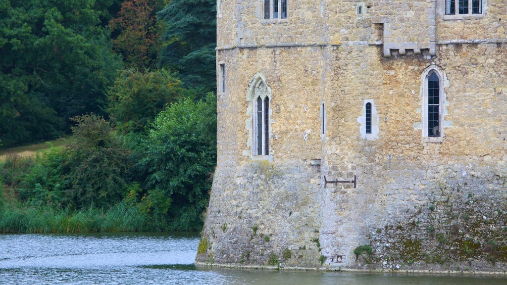 Leeds Castle som viser historiske bygningsværker, en flod eller et vandløb og kulturarvsgenstande