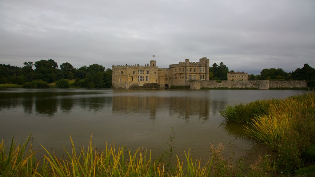 Leeds Castle som viser historiske bygningsværker, slot eller palads og en flod eller et vandløb