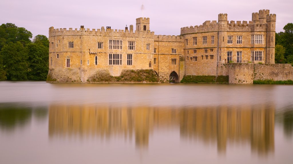 Leeds Castle som viser en flod eller et vandløb, slot eller palads og historiske bygningsværker