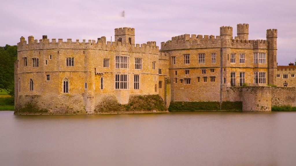 Leeds Castle que inclui um rio ou córrego, arquitetura de patrimônio e um pequeno castelo ou palácio