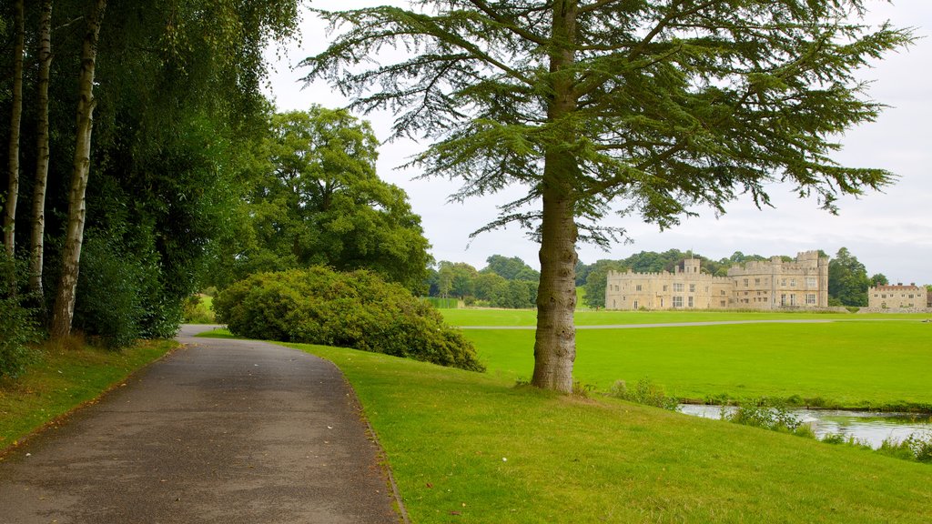 Leeds Castle showing a castle, heritage elements and a garden