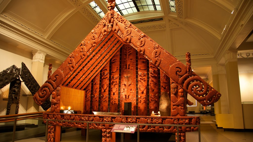 Auckland War Memorial Museum og byder på interiør og et mindesmærke