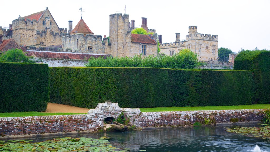 Penshurst Place and Gardens mostrando elementos de patrimônio, um lago e um pequeno castelo ou palácio