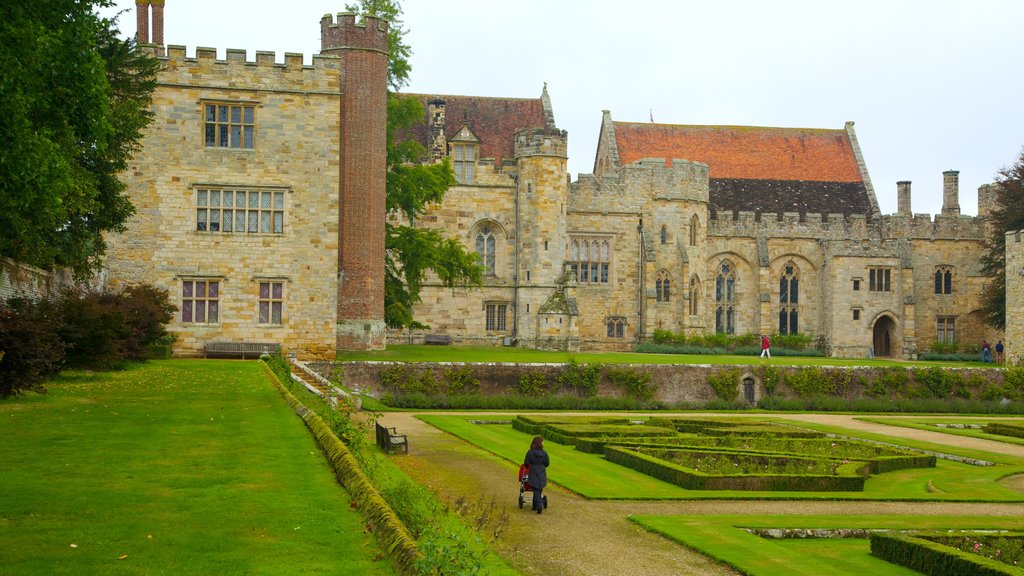 Penshurst Place and Gardens showing a castle, heritage architecture and a garden