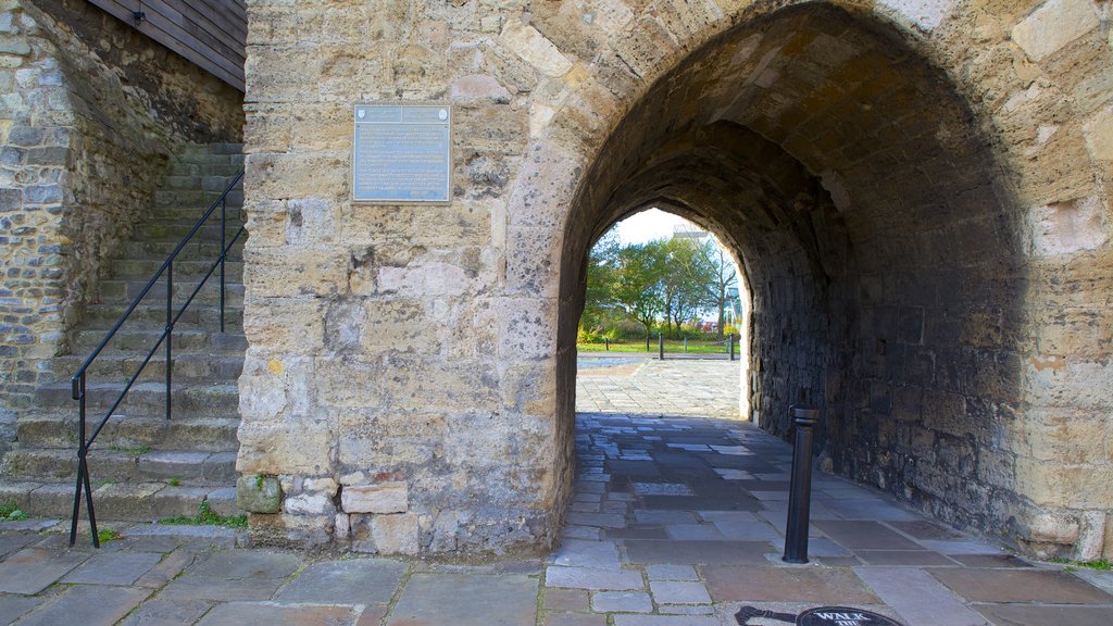 Remparts de la vieille ville mettant en vedette patrimoine architectural