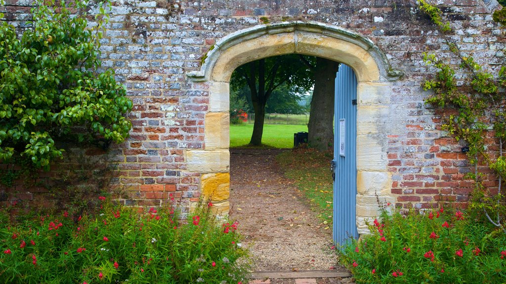 Penshurst Place and Gardens caracterizando flores e um parque