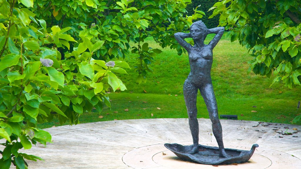 Palacio Penshurst y jardines ofreciendo una estatua o escultura, un parque y arte al aire libre