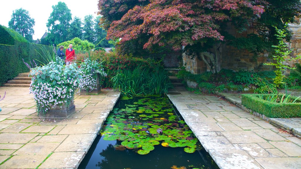 Penshurst Place and Gardens showing a pond and a garden