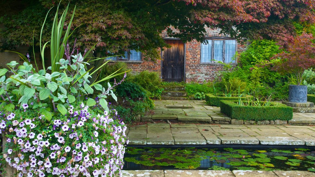 Penshurst Place and Gardens showing a house, a pond and a garden