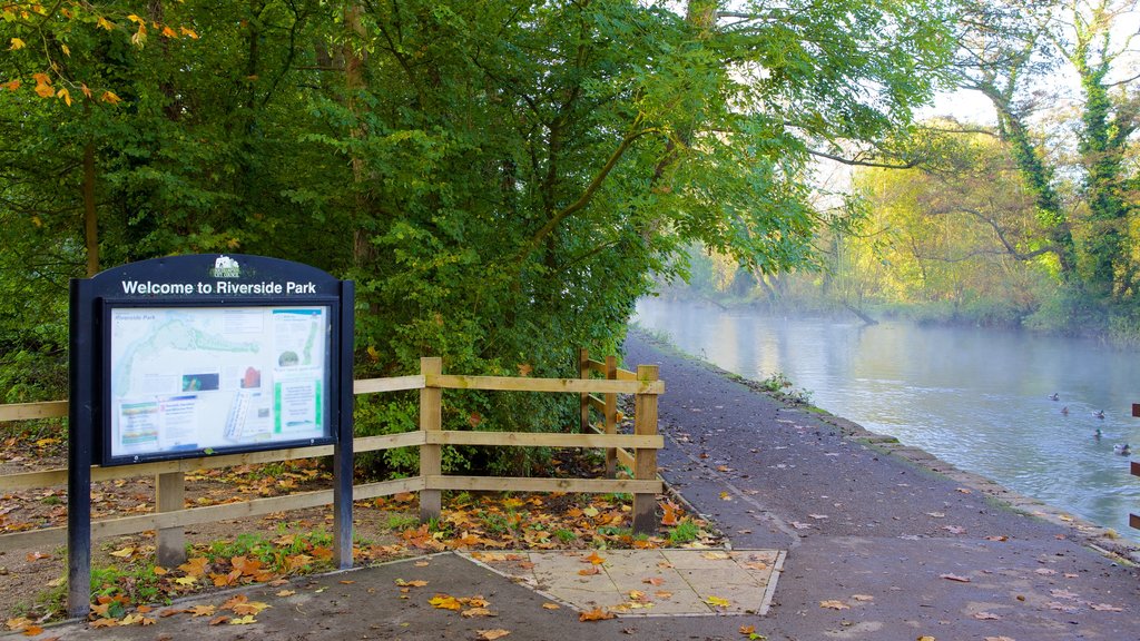 Riverside Park que incluye un río o arroyo, un parque y señalización