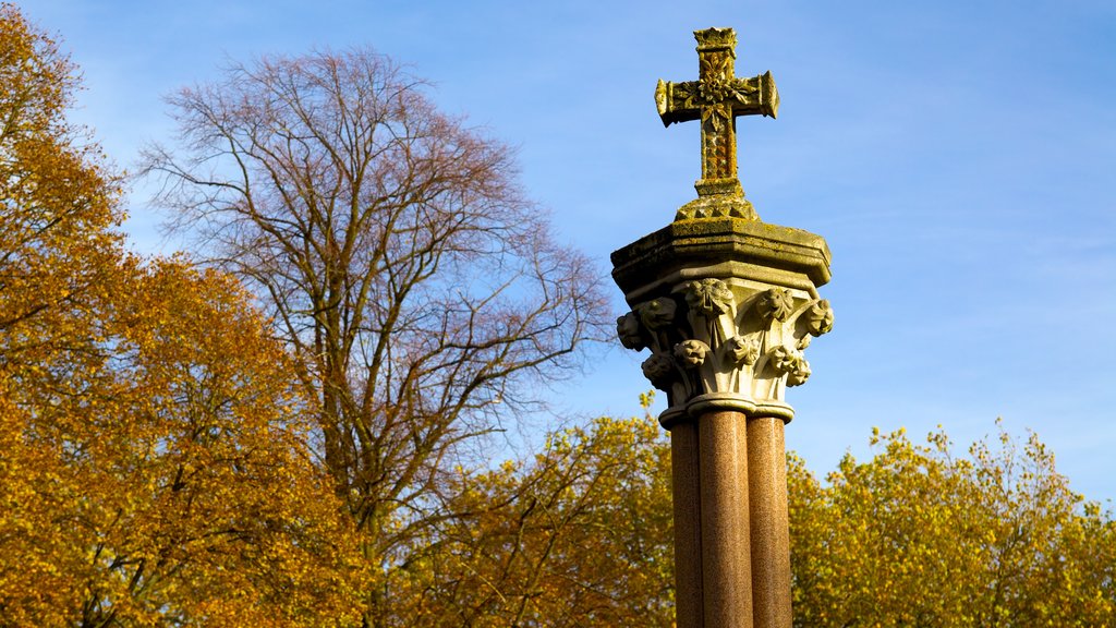 Queens Park ofreciendo hojas de otoño, un monumento y un jardín