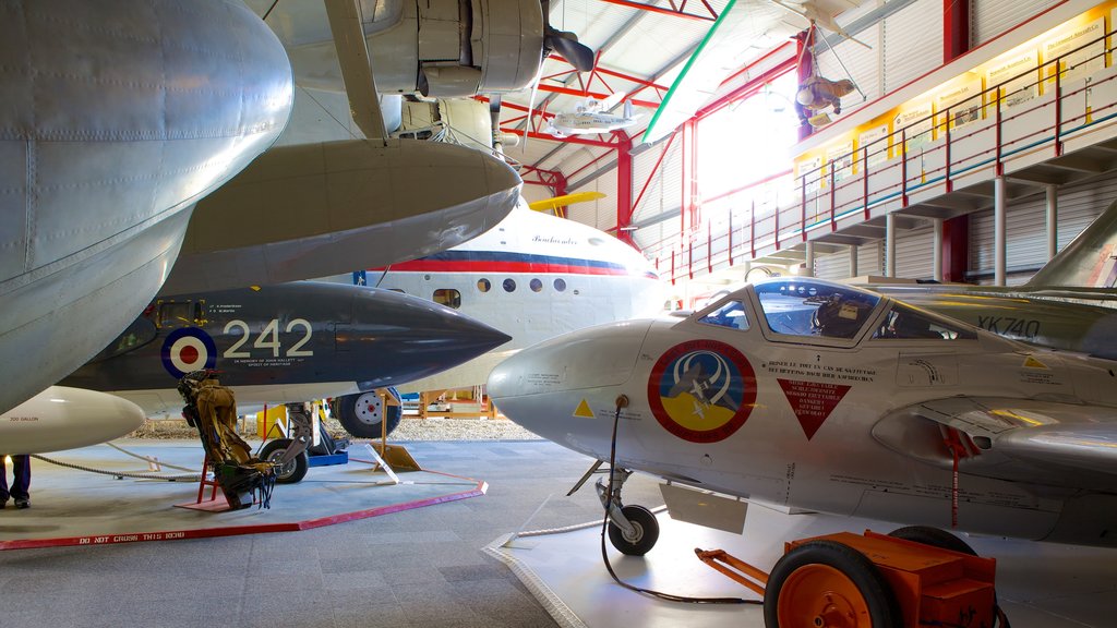 Museo del esquí Solent ofreciendo avión y vista interna