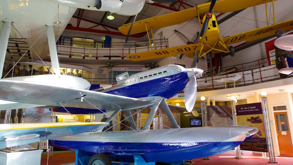 Museo del esquí Solent mostrando vista interna y avión