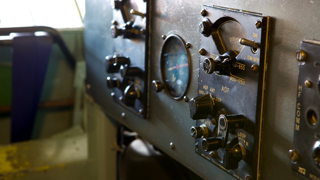 Solent Sky Museum showing interior views and aircraft