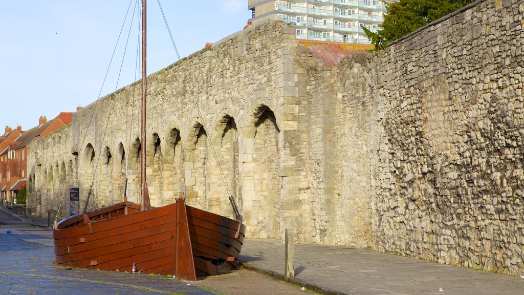 Old City Walls que inclui uma ruína, arquitetura de patrimônio e elementos de patrimônio