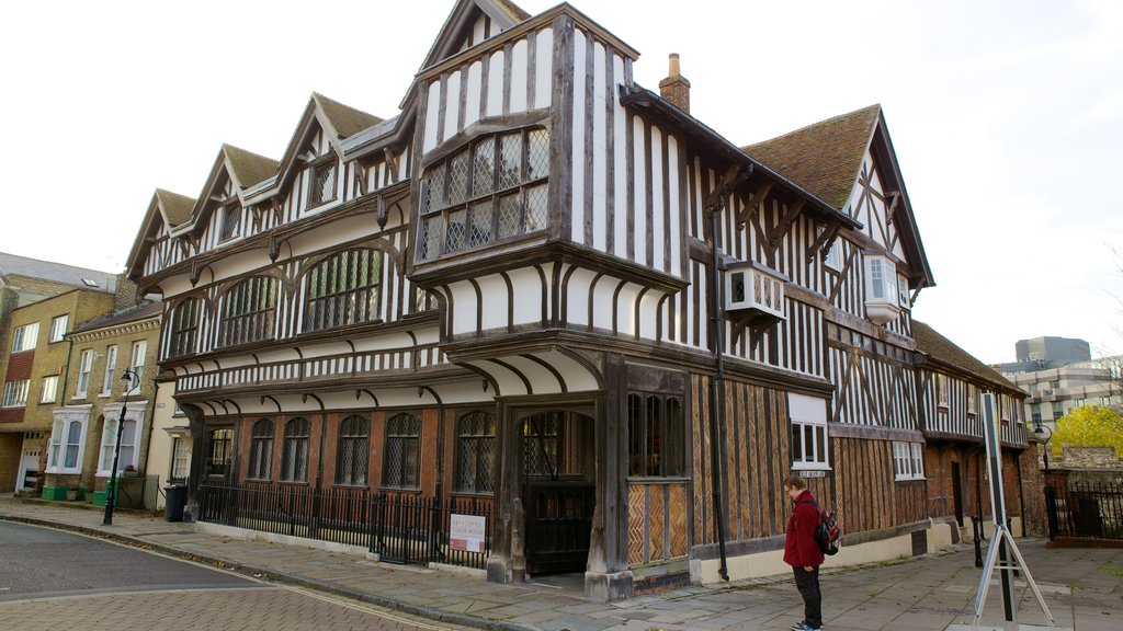 Oude stadsmuren toont historische architectuur en een klein stadje of dorpje