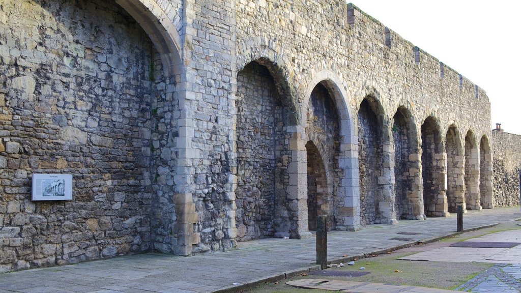 Muros de la Ciudad Antigua que incluye una ruina y arquitectura patrimonial