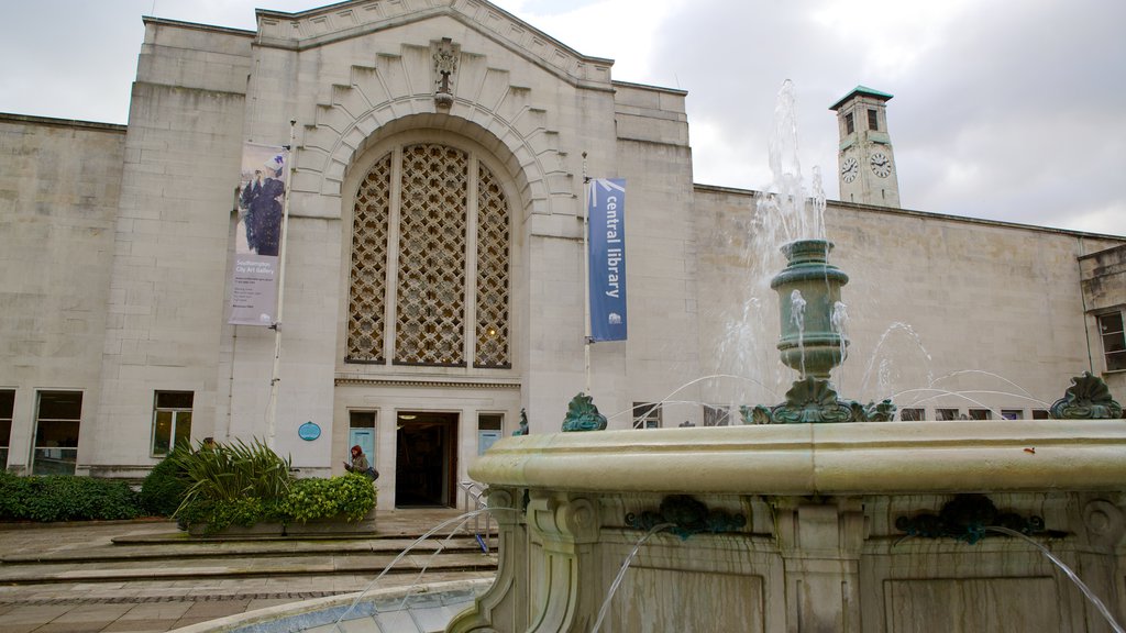 Southampton City Art Gallery toont een plein, historische architectuur en een fontein