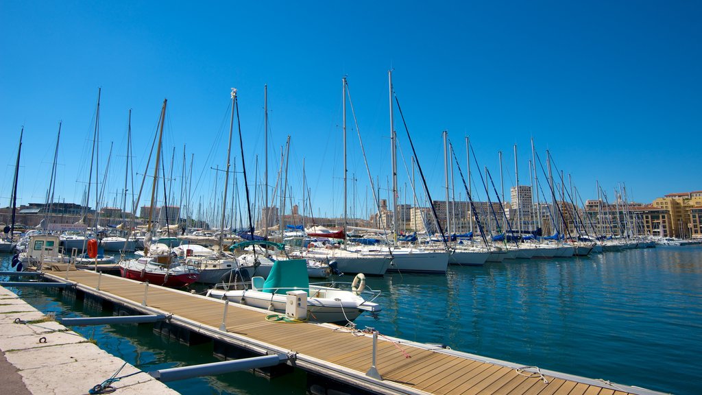 Marseille montrant une marina et bateau