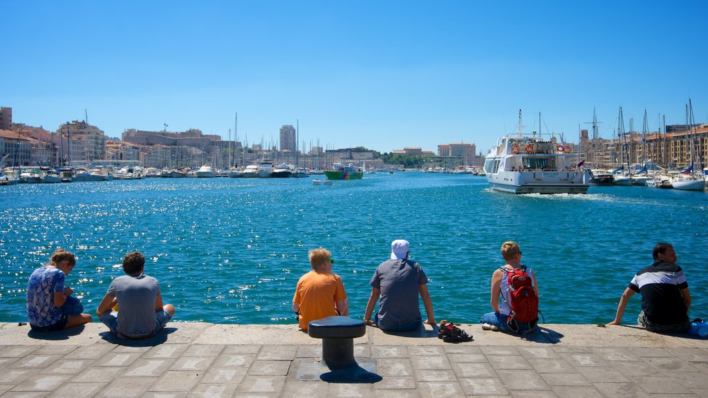 Vieux Port ofreciendo botes, una ciudad costera y un club náutico