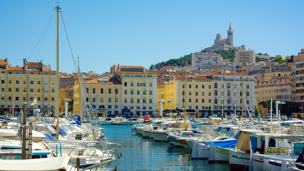 Vieux-Port qui includes une marina et bateau