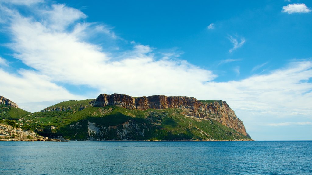 Calanques que incluye costa escarpada y vistas de paisajes