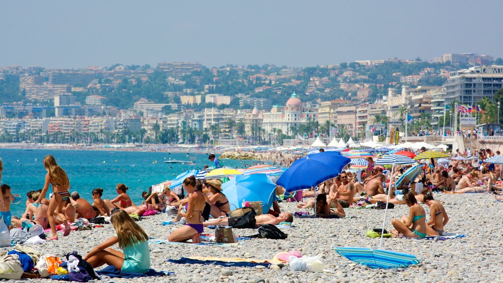 Niza mostrando una playa y vistas generales de la costa y también un gran grupo de personas