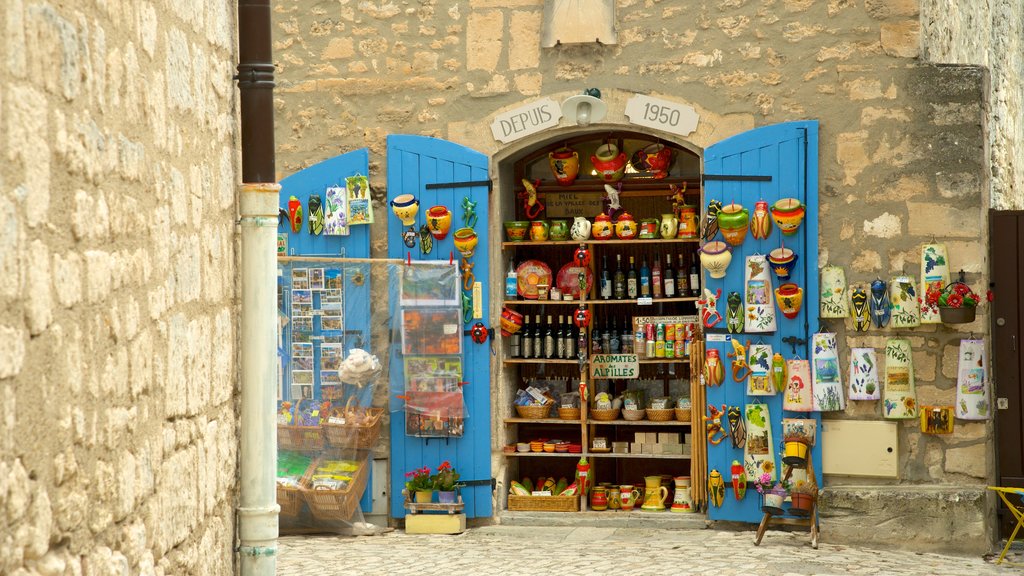 Château des Baux qui includes marchés