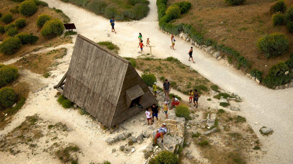 Chateau des Baux que inclui um pequeno castelo ou palácio