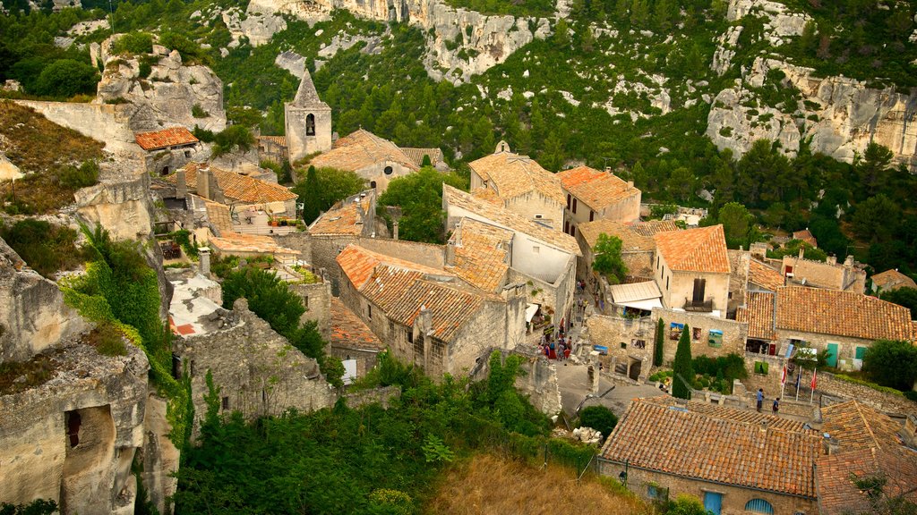 Chateau des Baux ofreciendo arquitectura patrimonial y una pequeña ciudad o aldea