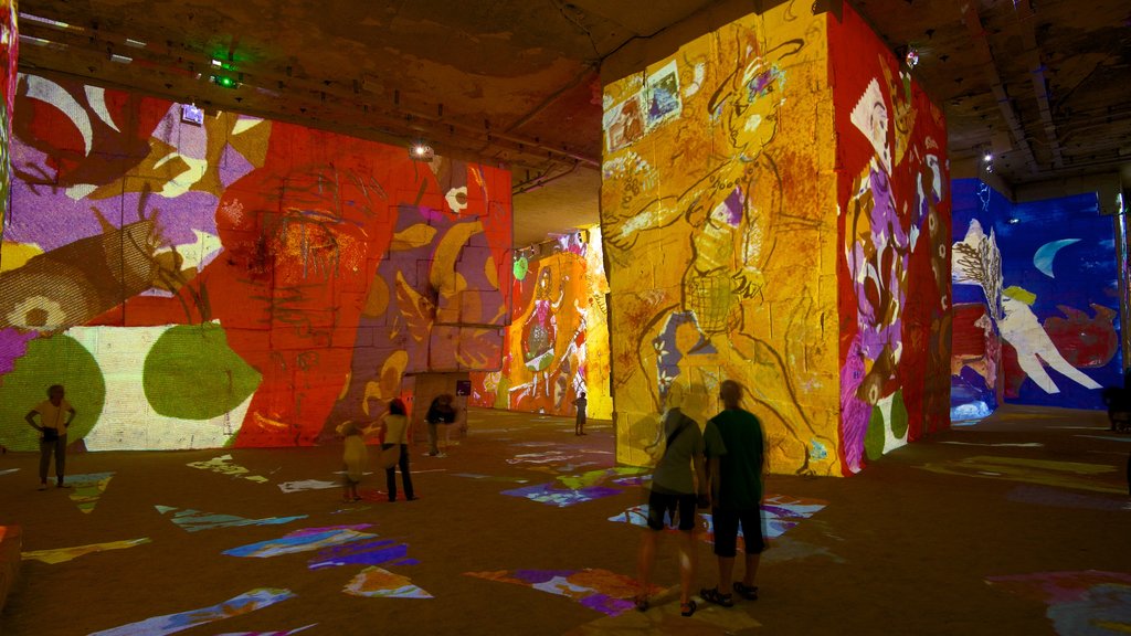 Carrières de Lumières mostrando arte, vistas internas e uma igreja ou catedral