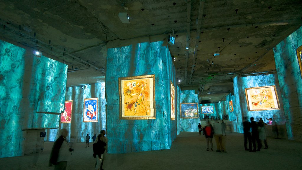 Carrières de Lumières mostrando vistas interiores, arte y una iglesia o catedral