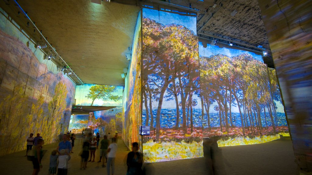 Carrieres de Lumieres showing a church or cathedral, art and interior views