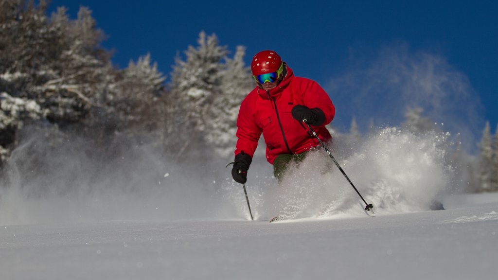 Killington Ski Resort ofreciendo ski en la nieve y nieve y también un hombre