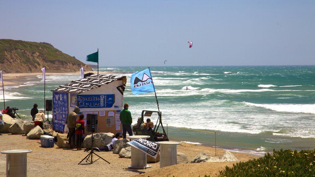 Santa Cruz ofreciendo una playa de arena, vistas generales de la costa y un evento deportivo