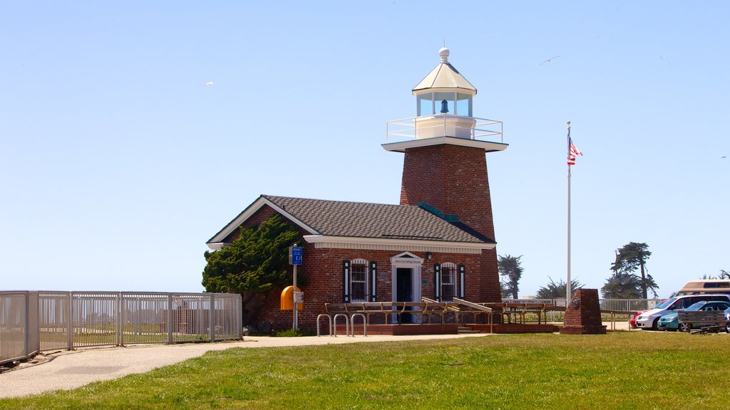 Santa Cruz ofreciendo un faro y una pequeña ciudad o aldea