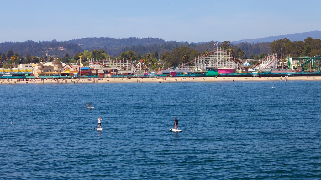 Santa Cruz que incluye deportes acuáticos, vista general a la costa y una ciudad costera