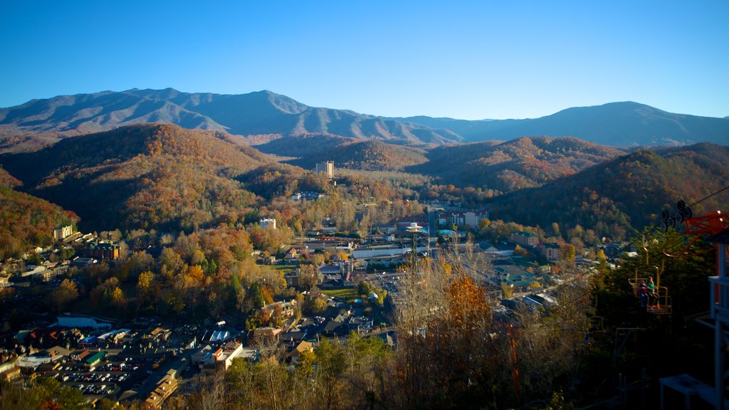 Sklift van Gatlinburg toont bergen en een klein stadje of dorpje